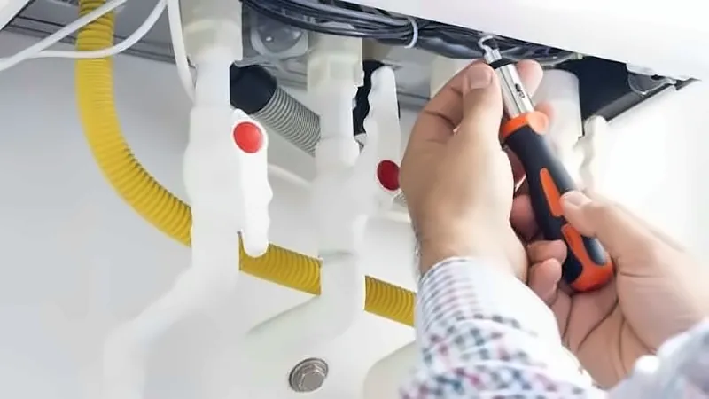 Kombi altındaki bağlantı vanalarının tornavidayla kontrol edilmesi