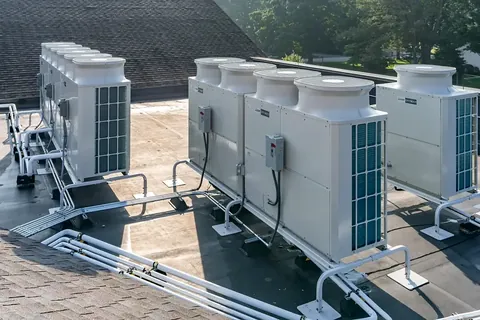 Bina çatısında sıralı VRF klima dış üniteleri ve tesisatı